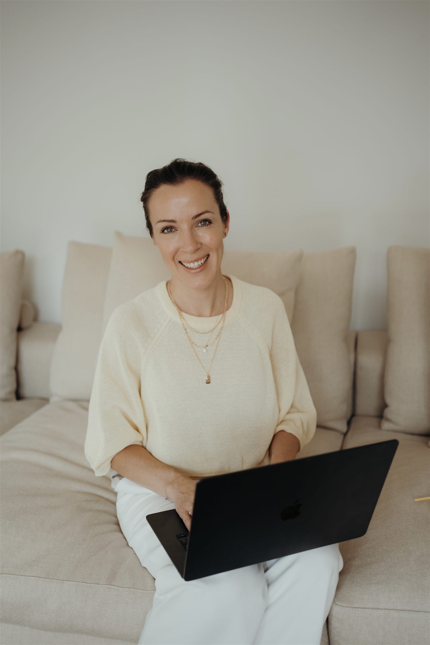 Dajana Toll am Laptop beim Online-Gruppentreffen.